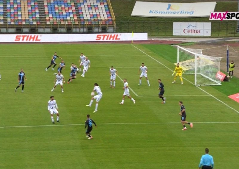 Svi igrači Rijeke su skočili i tražili penal, a za Kolarića i VAR sobu je sve u redu; pogledajte što se dogodilo