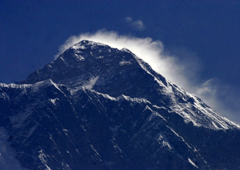 Stotine planinara zaglavile u mećavi na Mount Everestu, spasitelji ih izvukli