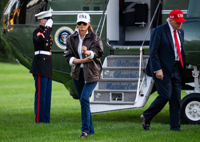 Internet bruji zbog neuobičajenog pokliča Melanije Trump pred 10.000 mornara