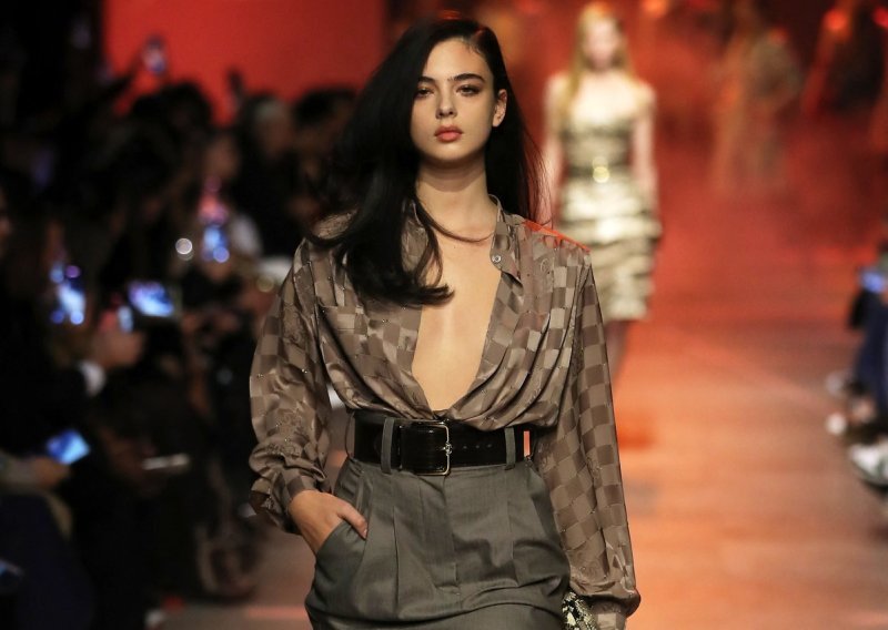 Ukrala je svu pozornost: Lijepa kći Monice Bellucci otvorila modnu reviju u Parizu