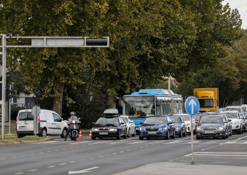 Hodao Zagrebom s puškom u rukama, a onda je ušao u autobus: 'Ljudi su se razbježali'