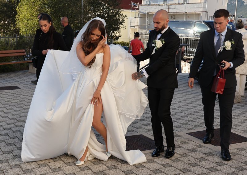 Poput Carrie Bradshaw: Pogledajte vjenčanicu lijepe mladenke iz svih kutova