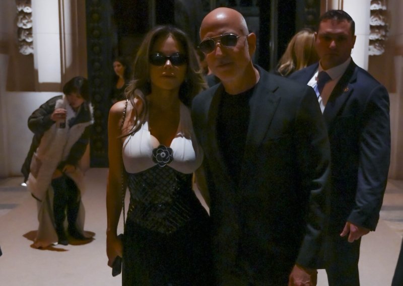 Lauren Sanchez i Jeff Bezos ne odustaju: Modno su se uskladili i za reviju Chanela