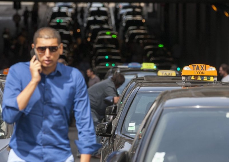 Ljutiti Uberovi vozači stvaraju vlastiti Uber servis