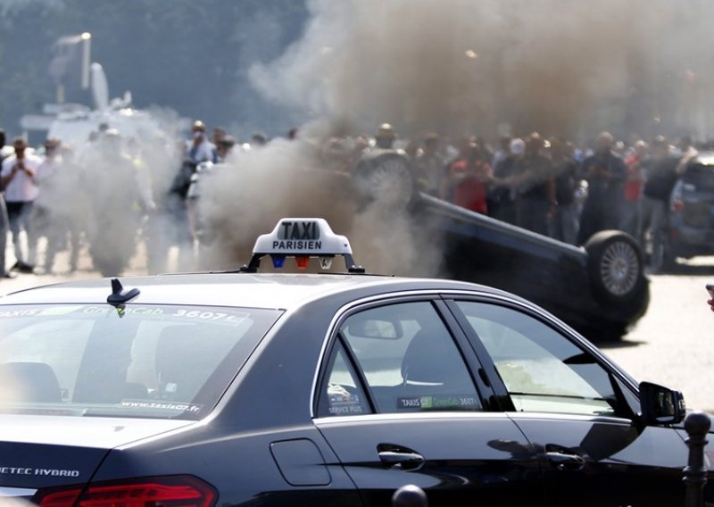 Taksisti zbog Ubera u Parizu prevrtali aute i palili gume