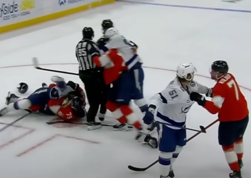 Pogledajte kaos u NHL-u. Igrači se mlatili čitavu utakmicu, 16 ih je izbačeno, a dobili su 322 minute kazne