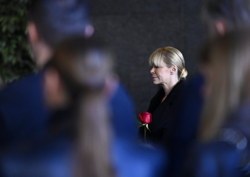 S crvenom ružom u rukama Mila Elegović oprostila se od bivšeg supruga