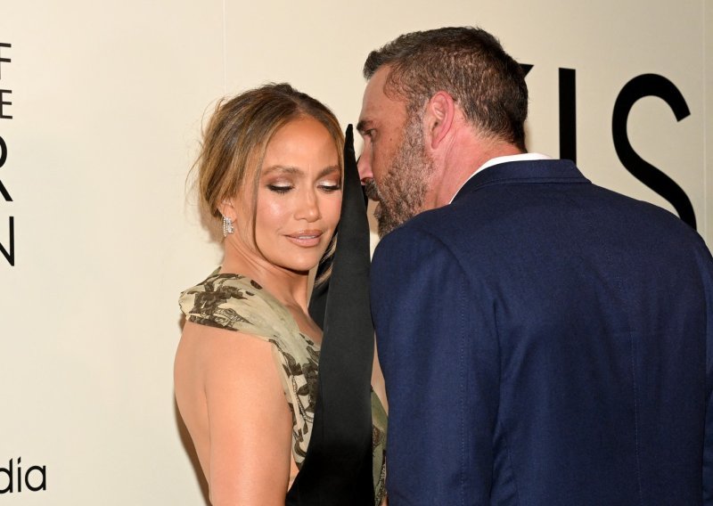 Pogledajte neugodan trenutak kada Ben Affleck poziva Jennifer da se zajedno fotografiraju