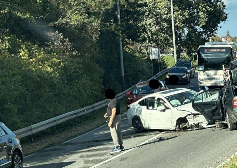 U sudaru dva automobila ozlijeđene četiri osobe: Promet je prekinut