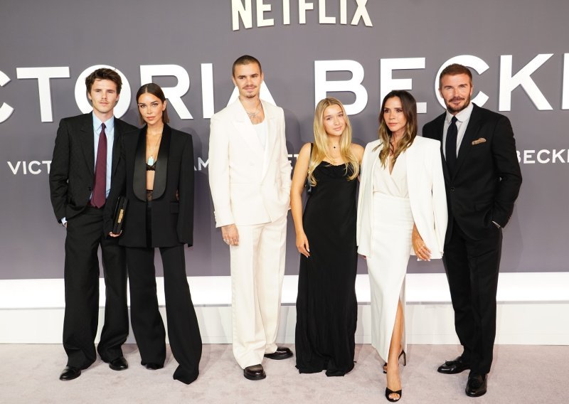 Samo je falio najstariji sin: Victoria Beckham na premijeri zablistala uz Davida i djecu