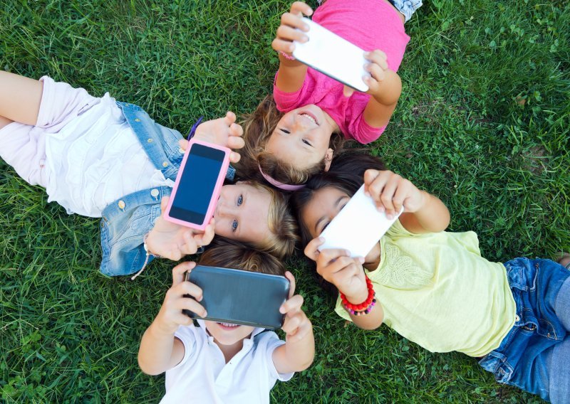 Kao Australija: Velika Britanija testira kako će zabrana društvenih mreža utjecati na djecu