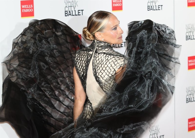 Sarah Jessica Parker poput crnog labuda: U ovoj haljini ukrala je sve poglede