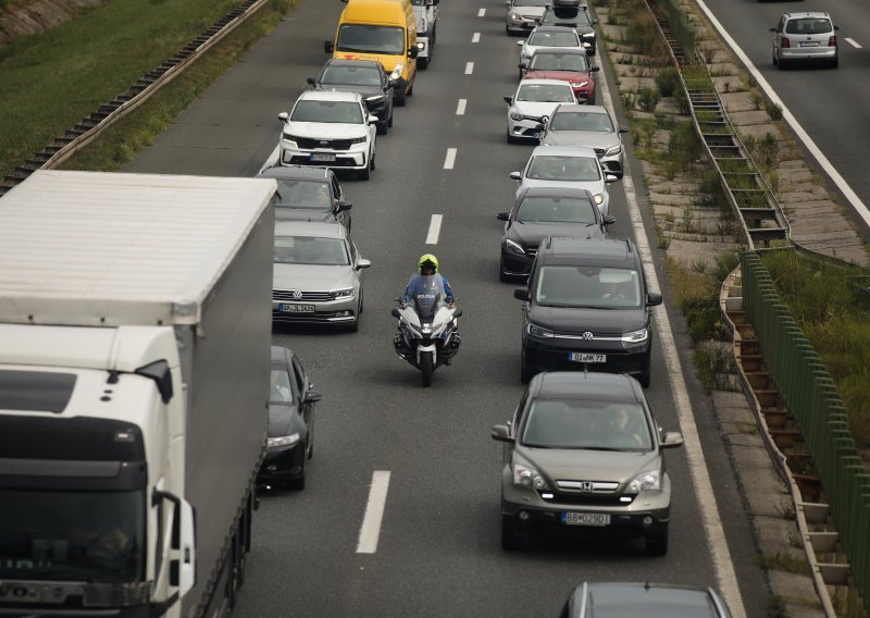 Ima gužvi na gradskim obilaznicama i granici sa Srbijom. Na prijelazu se čeka i šest sati