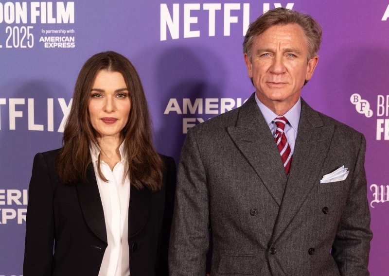 Daniel Craig iznenadio novim izgledom, no show je ipak ukrala njegova lijepa supruga