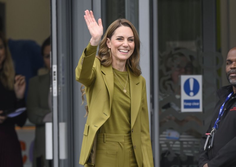 U skladu s trendovima: Kate Middleton zablistala u odijelu Victorije Beckham