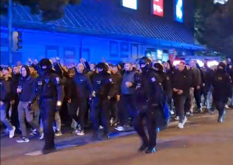 Pogledajte kako je izgledao korteo hrvatskih navijača u Pragu!