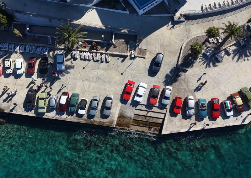 Bili smo okupljanju ljubitelja starodobnih vozila: Održan Oldtimer Promo Tour Rivijera Gradac