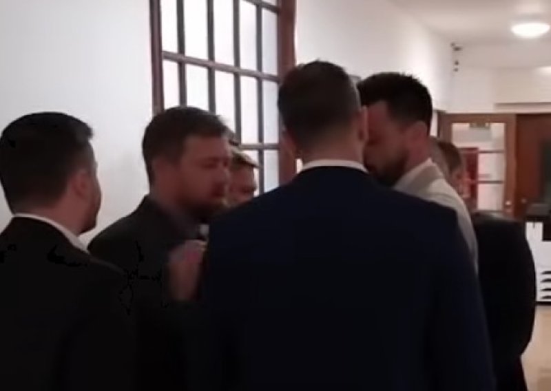 [VIDEO] Umalo došlo do sukoba Ivoševića i Matijevića: Vijećnici ih razdvajali u hodniku