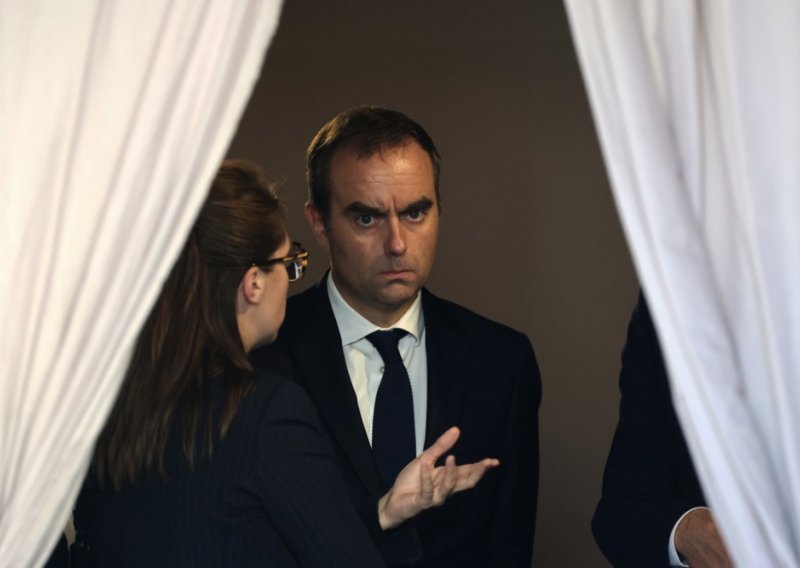 Francuska vlada preživjela glasanje o povjerenju