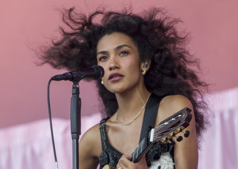 Morate je voljeti: Olivia Dean postala prva žena sa četiri singla istovremeno u top 10