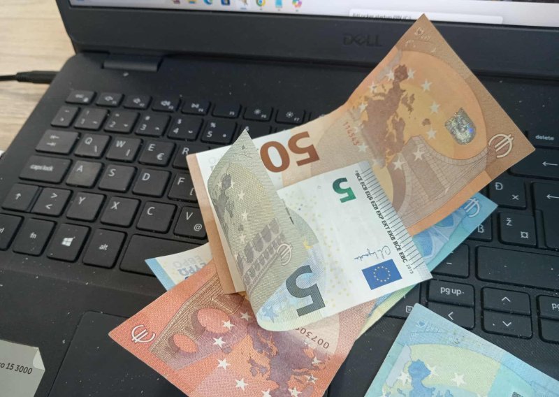 Politička kriza u Francuskoj oslabila euro, dolar ojačao