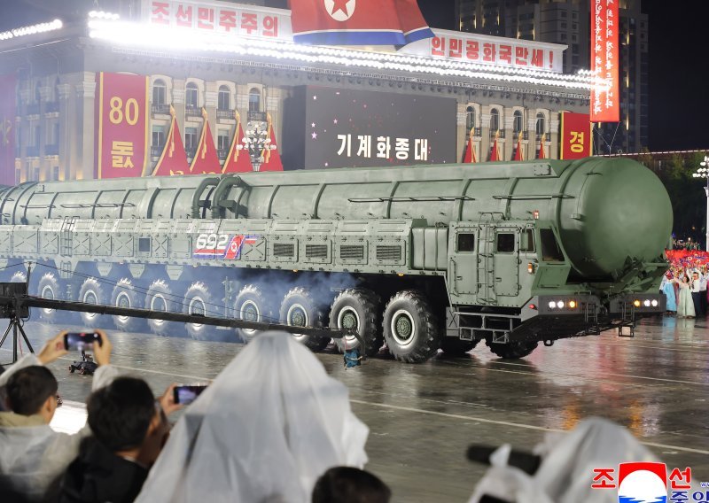 FOTO Kim Jong Un pokazao najmoćniji nuklearni sustav: Raketa leti pet puta brže od zvuka!
