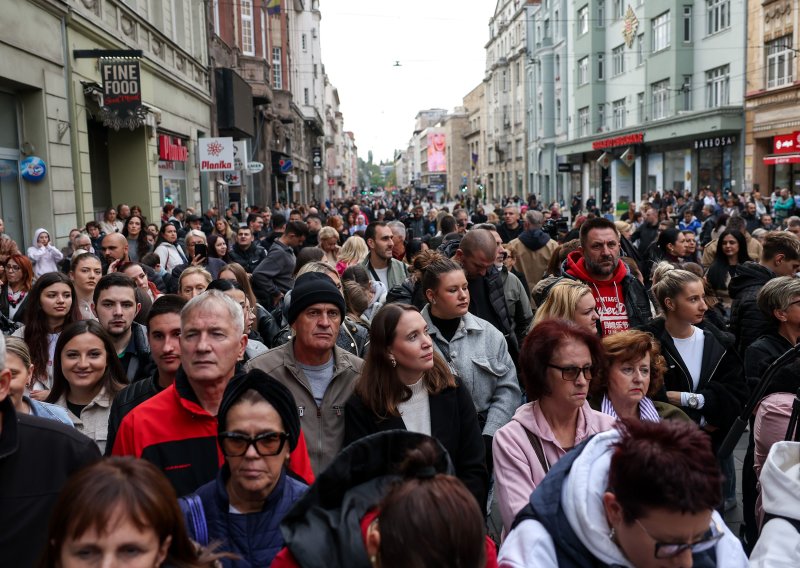Suze u Sarajevu za Halida Bešlića: Tisuće plaču i pjevaju na dirljivom oproštaju