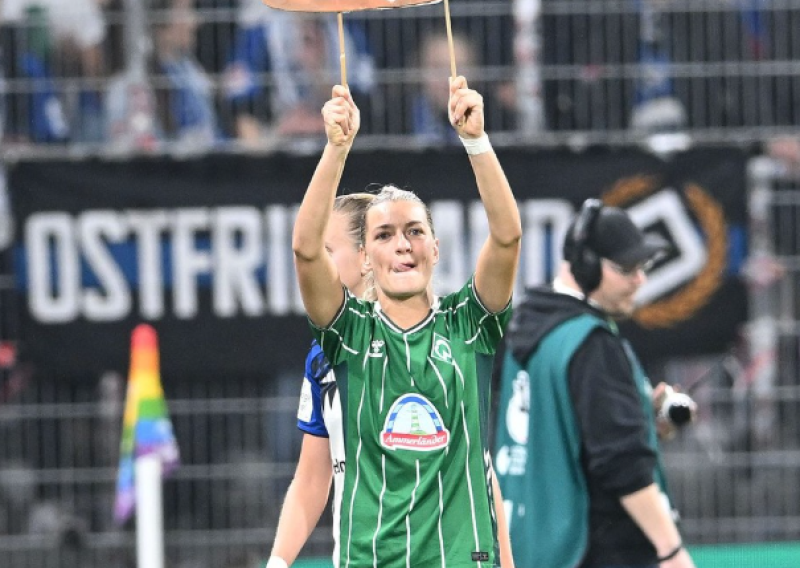 Crnogorka postala hit na društvenim mrežama; Pogledajte kako se narugala ljutim rivalima