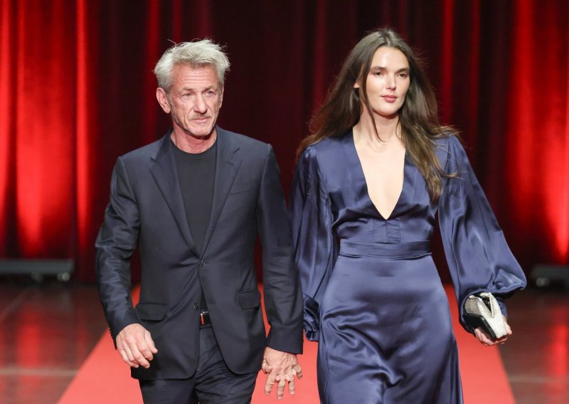 Sean Penn prošetao crvenim tepihom u društvu 30 godina mlađe djevojke