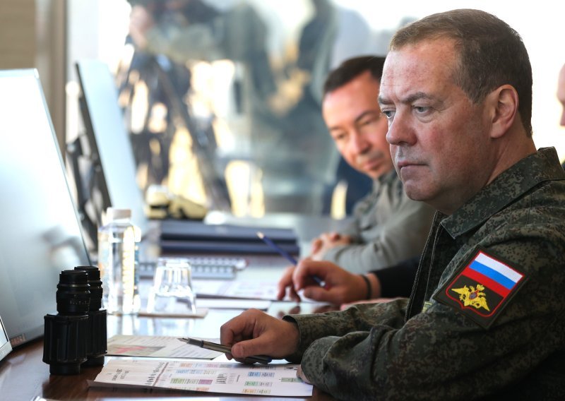 Medvedev: Isporuka Tomahawka Ukrajini mogla bi loše završiti za sve, a posebno za Trumpa