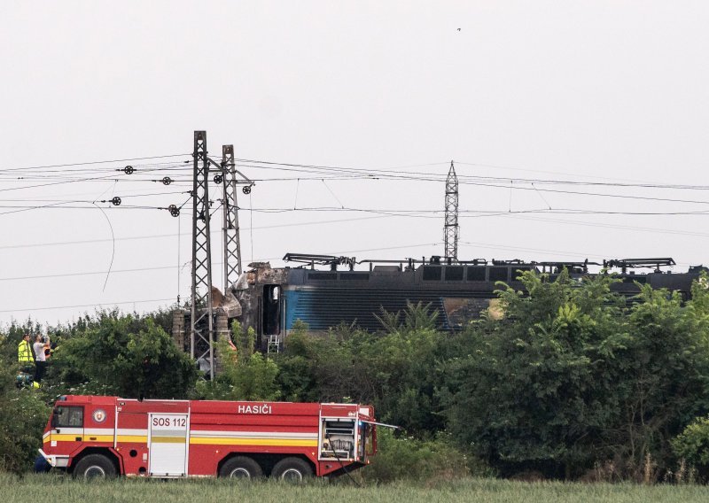 U Slovačkoj se sudarila dva vlaka, objavljena snimka s mjesta nesreće