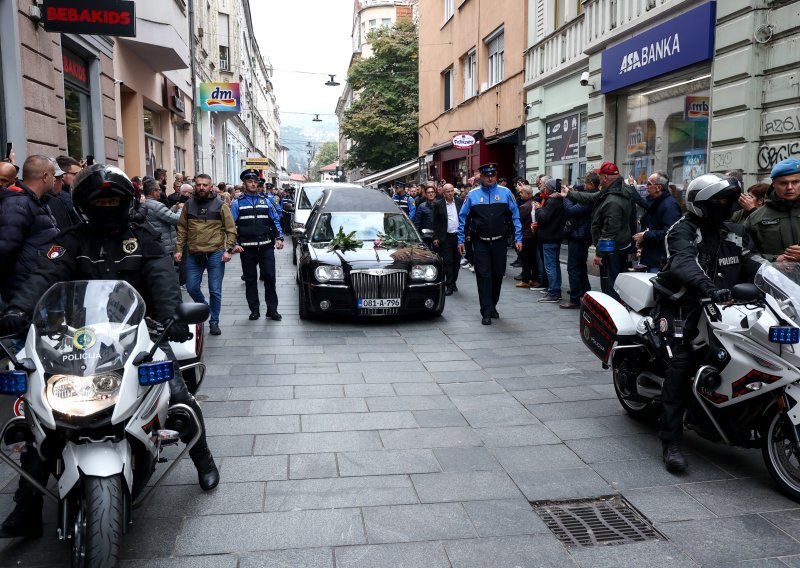 Grad u suzama: Posljednji prolazak Halida Bešlića kroz njegovo Sarajevo