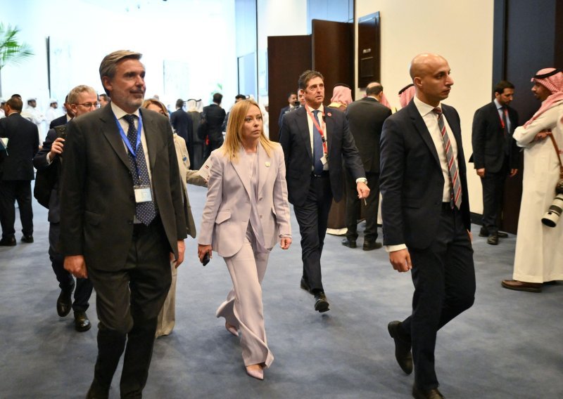 Meloni dobro pristaju pastelni tonovi, a elegantne cipele ukrale su show