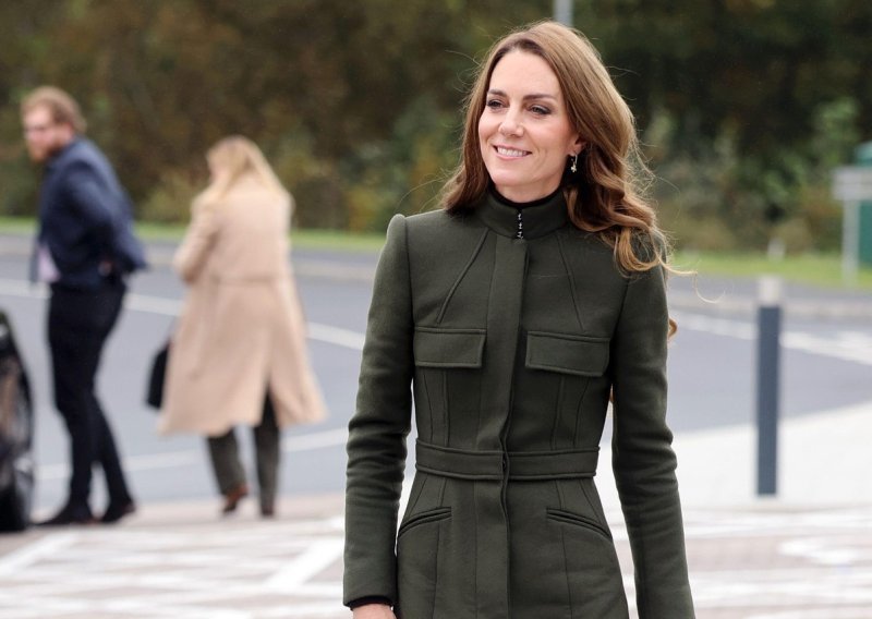 Izvukla jedan od omiljenih kaputa iz ormara: Kate Middleton oduševila u vojnom chic izdanju