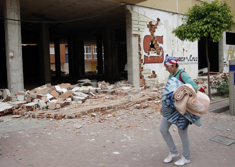 Podižu se šatorska naselja u Lorci nakon potresa
