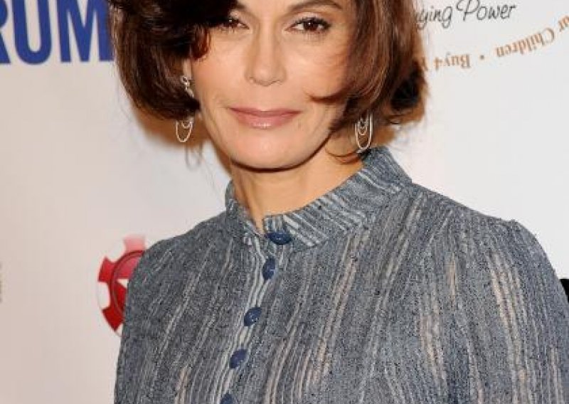 Zbog haljine i frizure Teri Hatcher dobila koje desetljeće