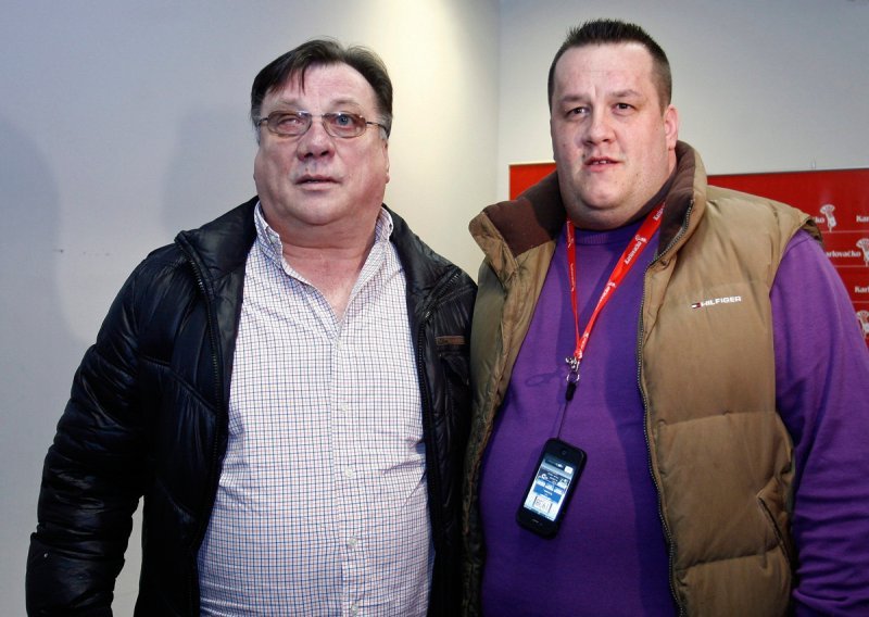More cvijeća i tišina Sarajeva: Dino Bešlić na grobu oca Halida dan nakon oproštaja