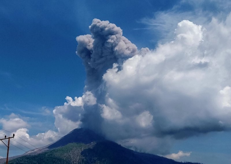 VIDEO Zastrašujuća erupcija vulkana: Izbacuje pepeo deset kilometara u visinu