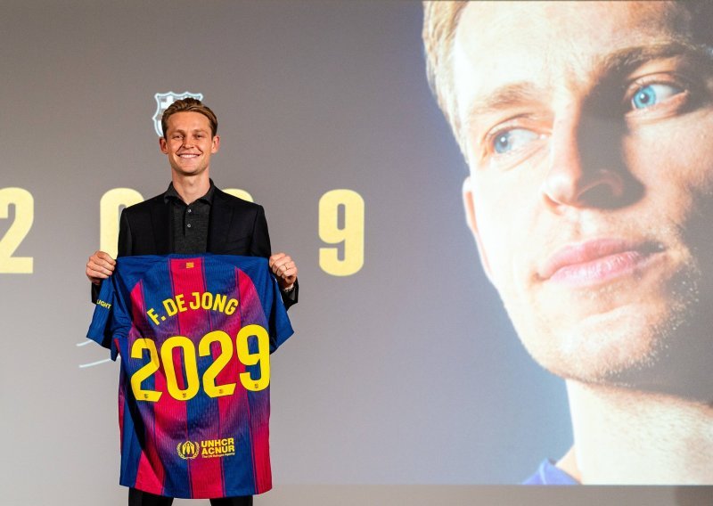 Frenkie de Jong produžio s Barcom