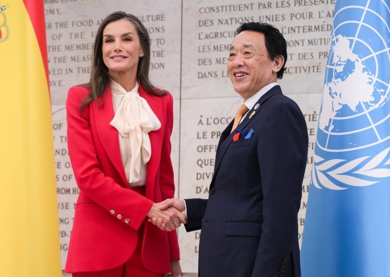 Kraljica Letizia šokirala odabirom torbice koja odudara od njezinog stila