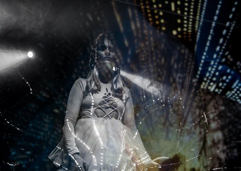 Tannu Tuwa promovira electro future punk debi u Petom kupeu, pridružuje im se vokalistica Desideria