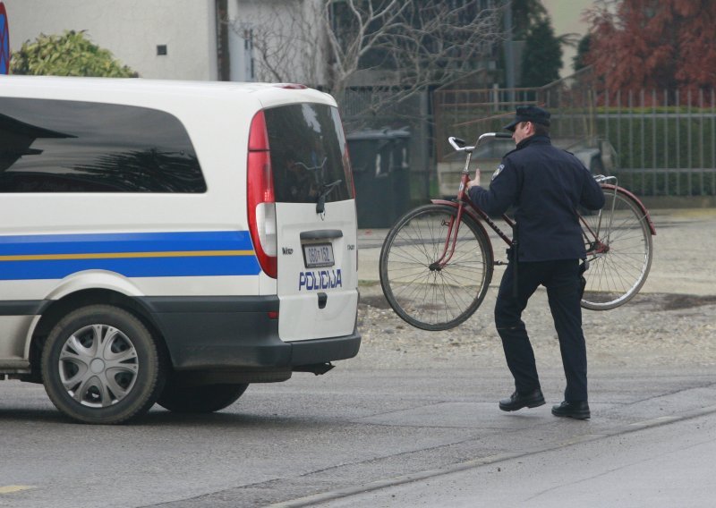 Biciklist napuhao 2,35 promila, pa mu policija oduzela bicikl