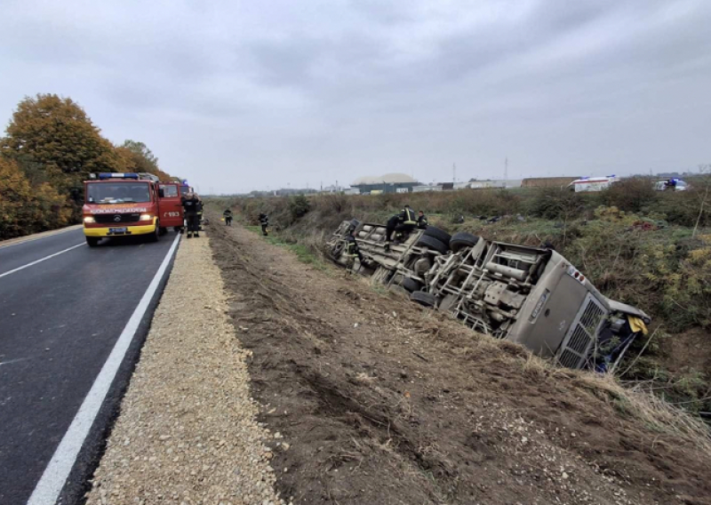 Užas kod Srijemske Mitrovice: Autobus se prevrnuo na krov, ima poginulih