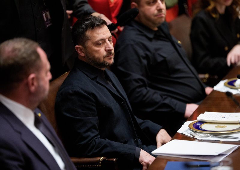 Zelenski se pokušava distancirati od velikog skandala, najavio smjene