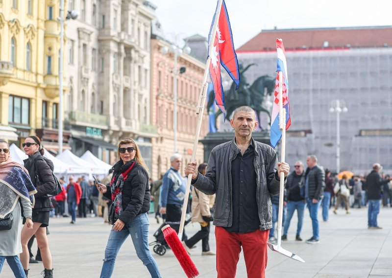 Umjetnik s otkazanog festivala nastupio na Jelačićevom trgu: 'Vratimo se drugim postavkama'