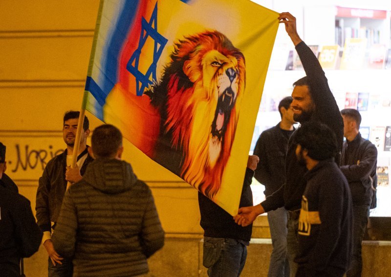 Na prosvjedu za Palestinu u centru Zagreba skupina muškaraca podigla izraelsku zastavu