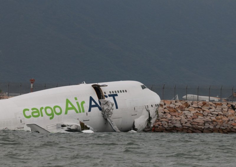 Boeing 747 otklizao s piste, udario u vozilo pa pao u more i potonuo: Ima mrtvih