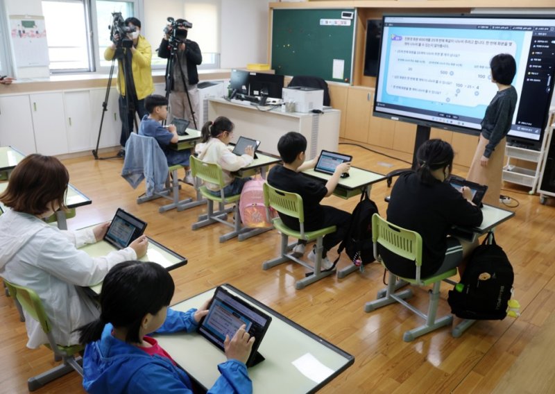 Južna Koreja pokušala uvesti udžbenike s umjetnom inteligencijom, pa se opekla