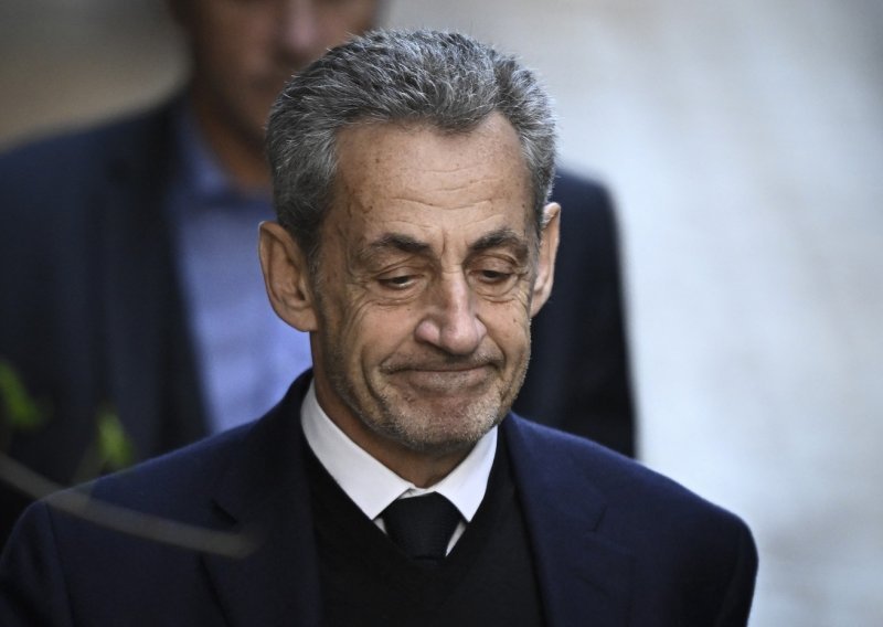 Sarkozy počinje služiti kaznu: Ovo su njegove posljednje fotografije prije odlaska u zatvor