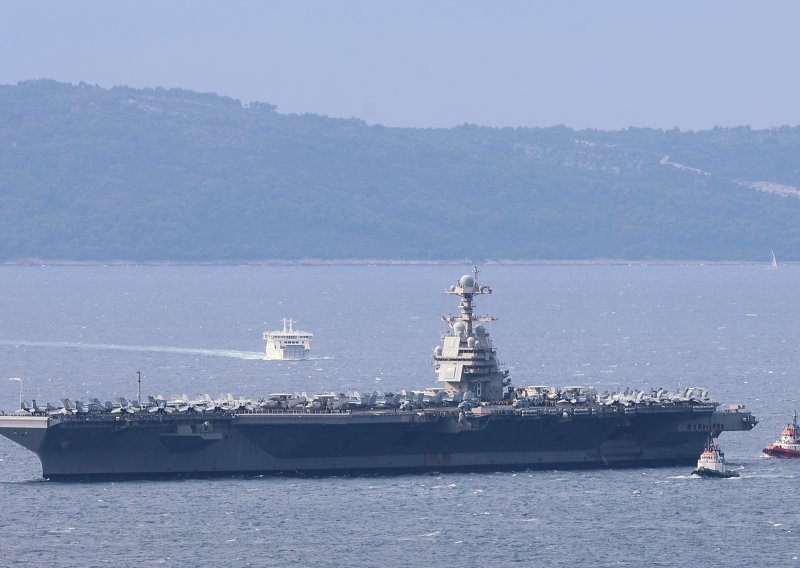 [FOTO] Najveći nosač aviona na svijetu doplovio do Splita: USS Gerald R. Ford opet u Hrvatskoj